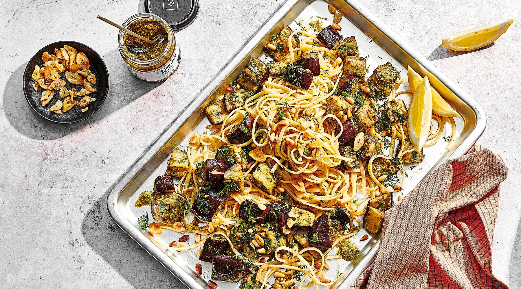 Pasta mit Pinienkernen und Pesto aus dem Glas