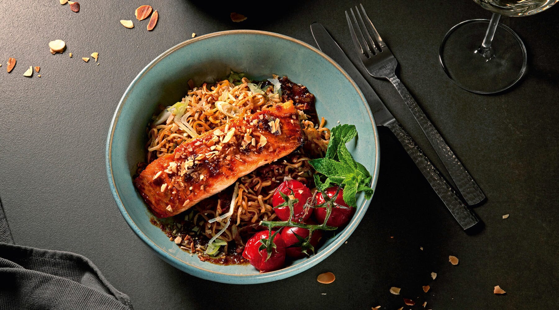 Teriyaki-Lachs auf der Haut gebraten