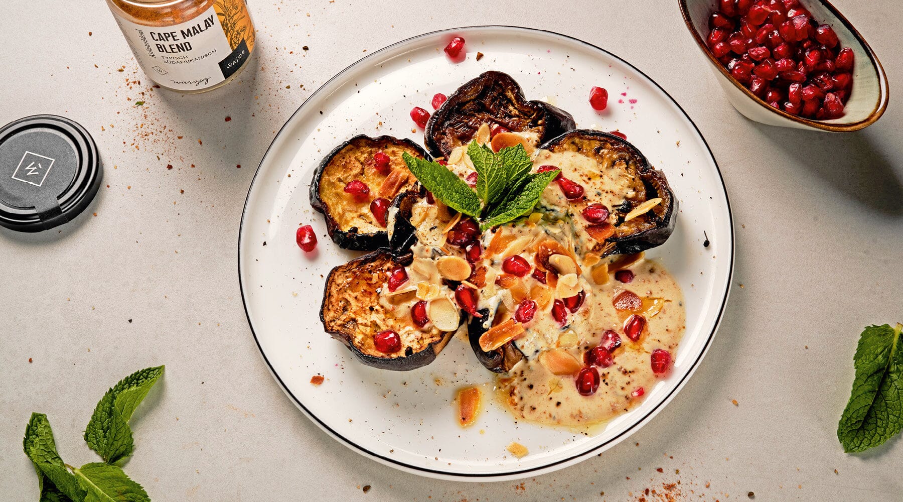 Gebackene Auberginenscheiben mit Joghurtsauce