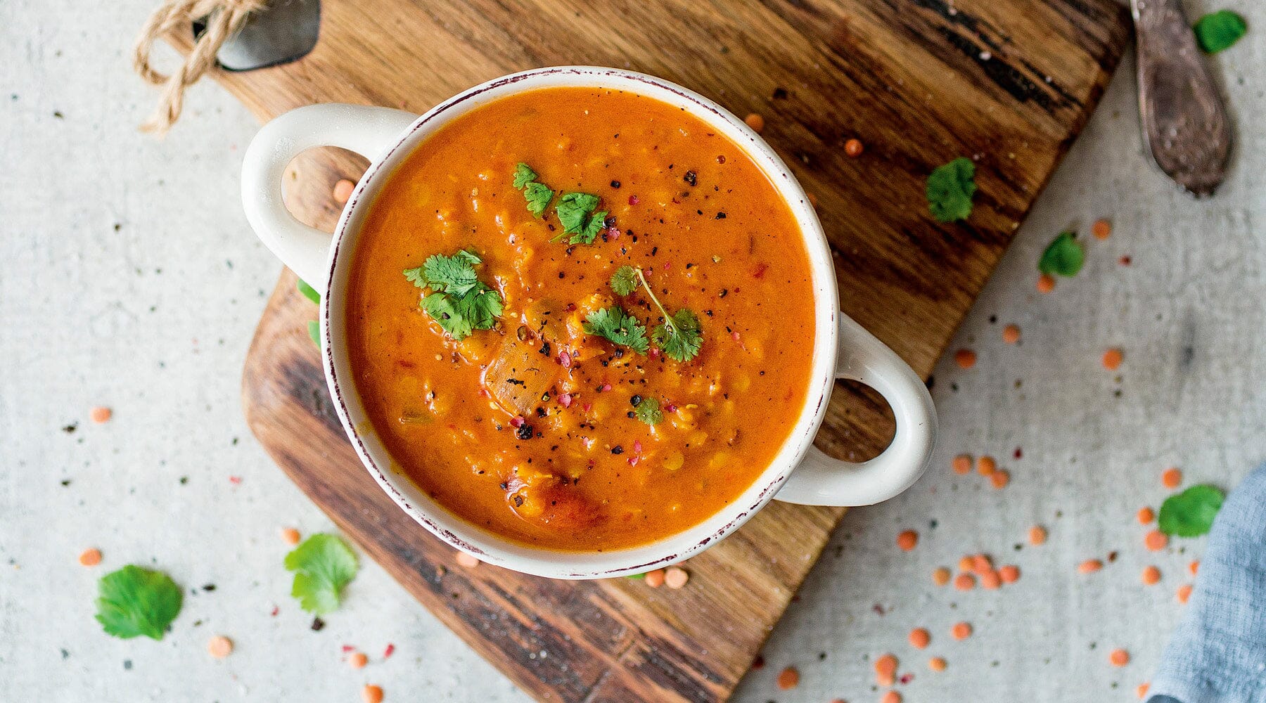 Rote-Linsen-Suppe mit geröstetem Knoblauch