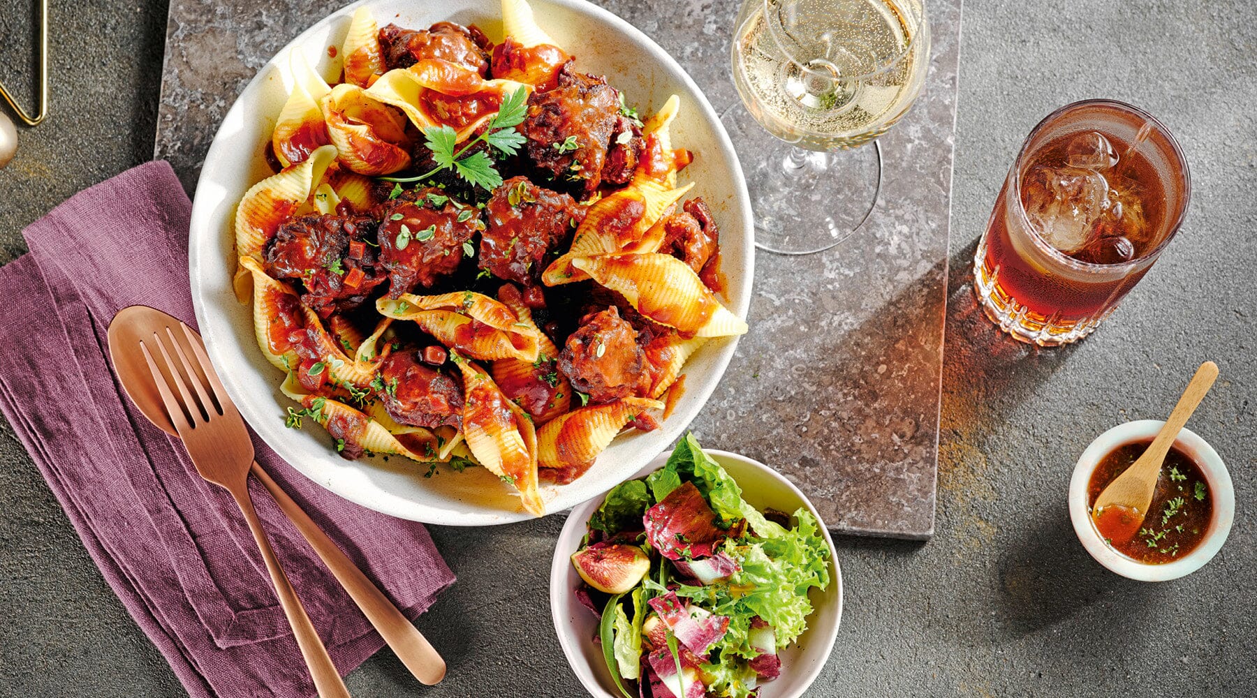 Leckerer Rinder Eintopf mit Orecchiette und mediterranem Gemüse