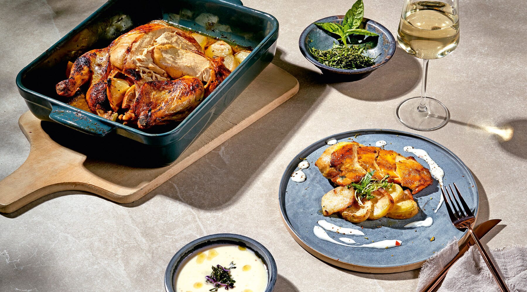 Ganzes Hähnchen an gebackenem Kohlrabi und Joghurtdip