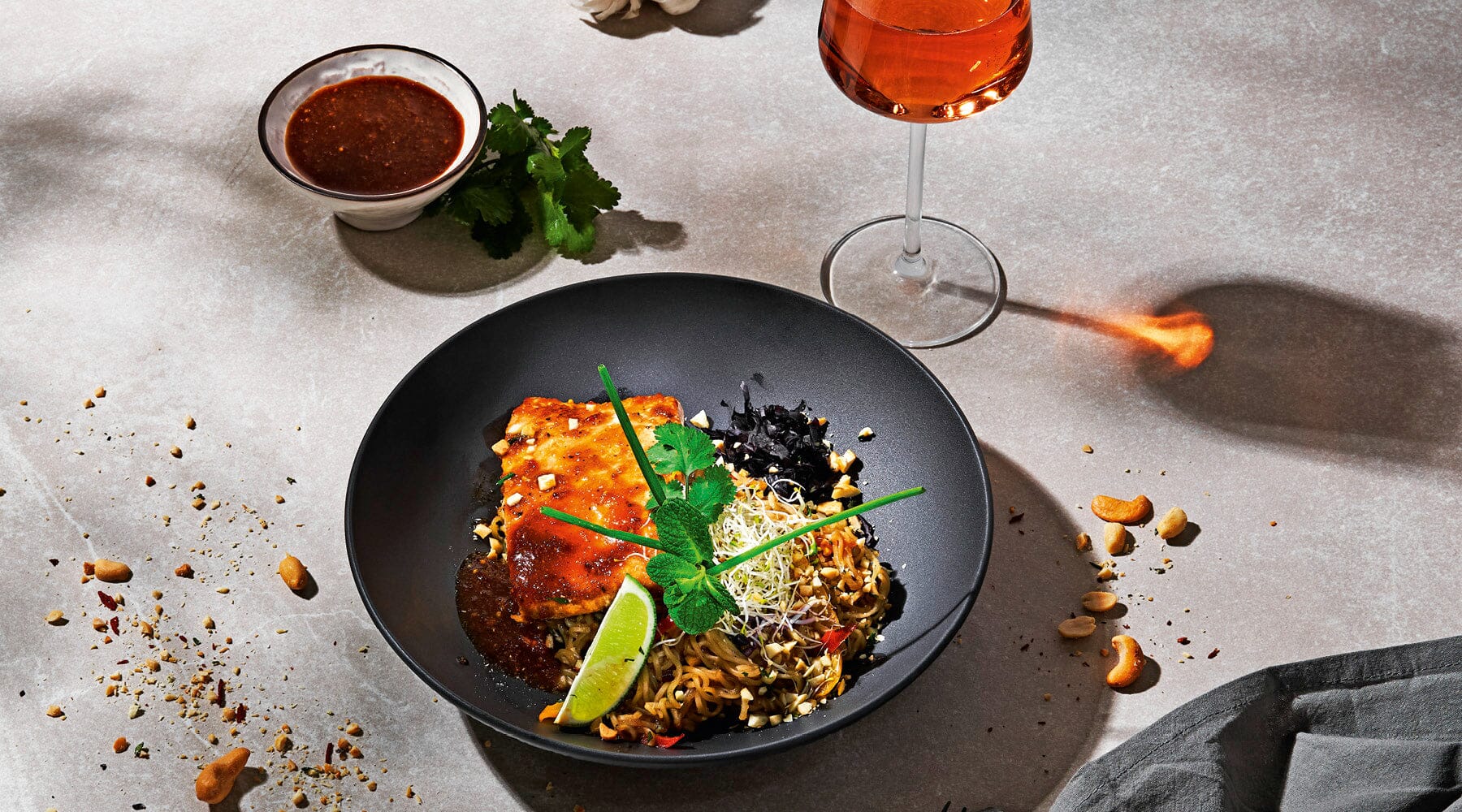 Umami-Lachs auf der Haut gebraten