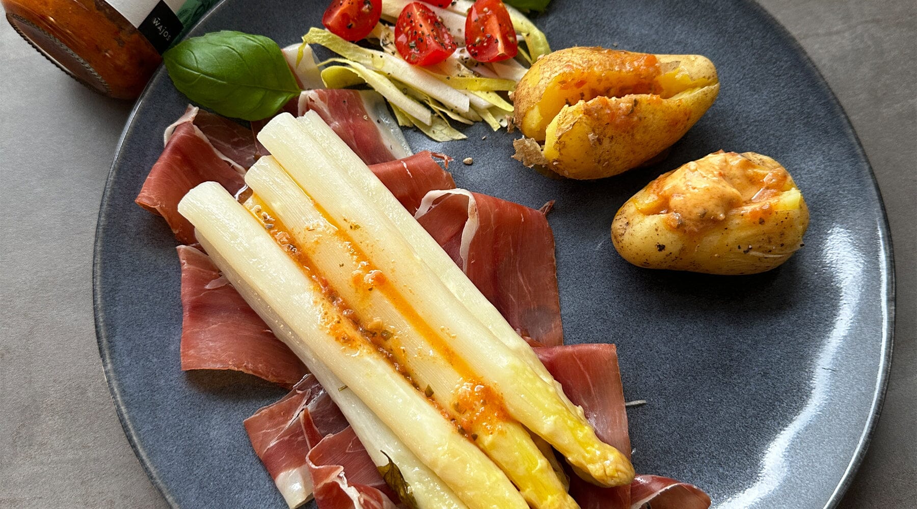 Spargel aus dem Backofen auf Serrano-Schinken und Kartoffeln