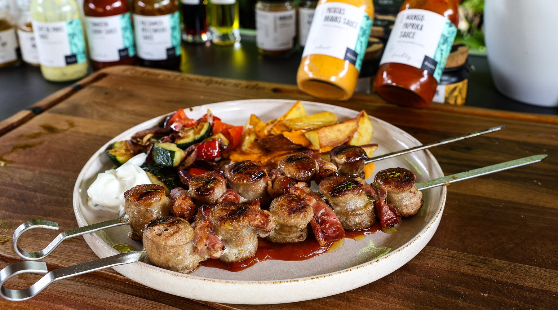 Bratwurstspieße mit Kartoffeln und Grillgemüse