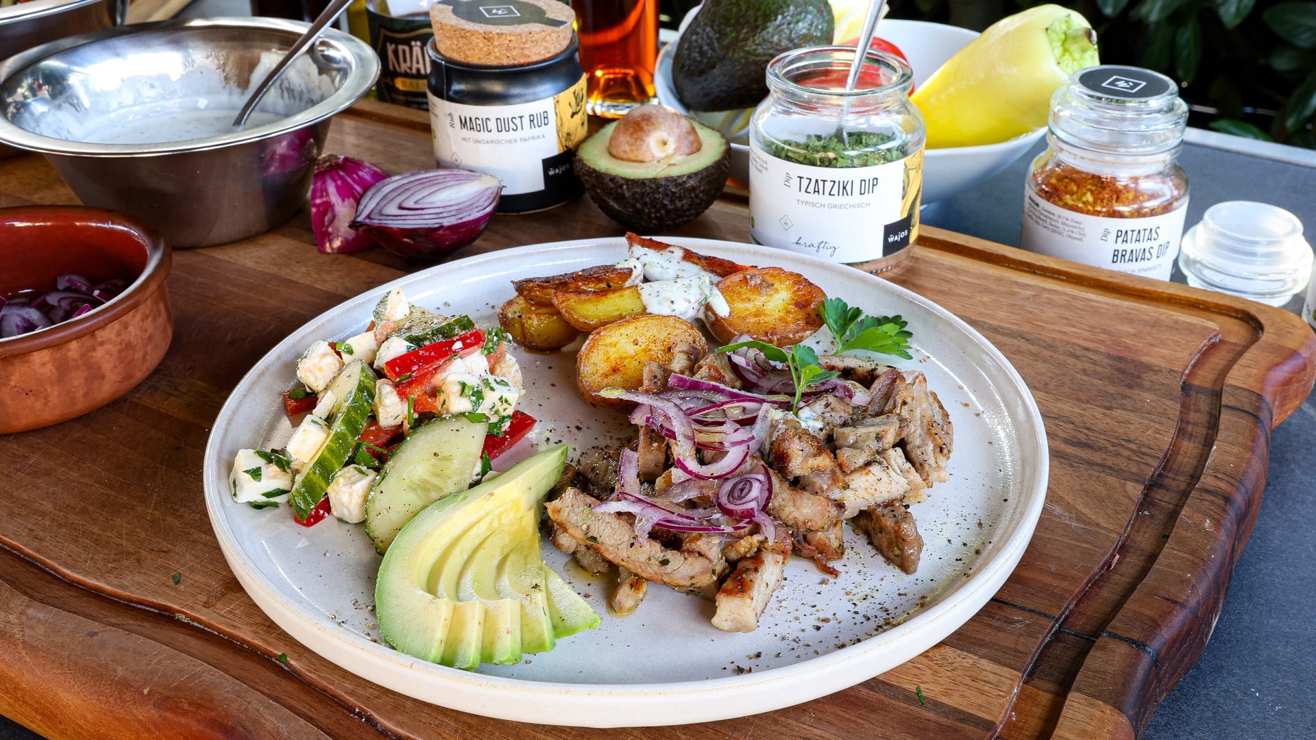 Duroc-Nacken mit Kartoffelecken & Dip