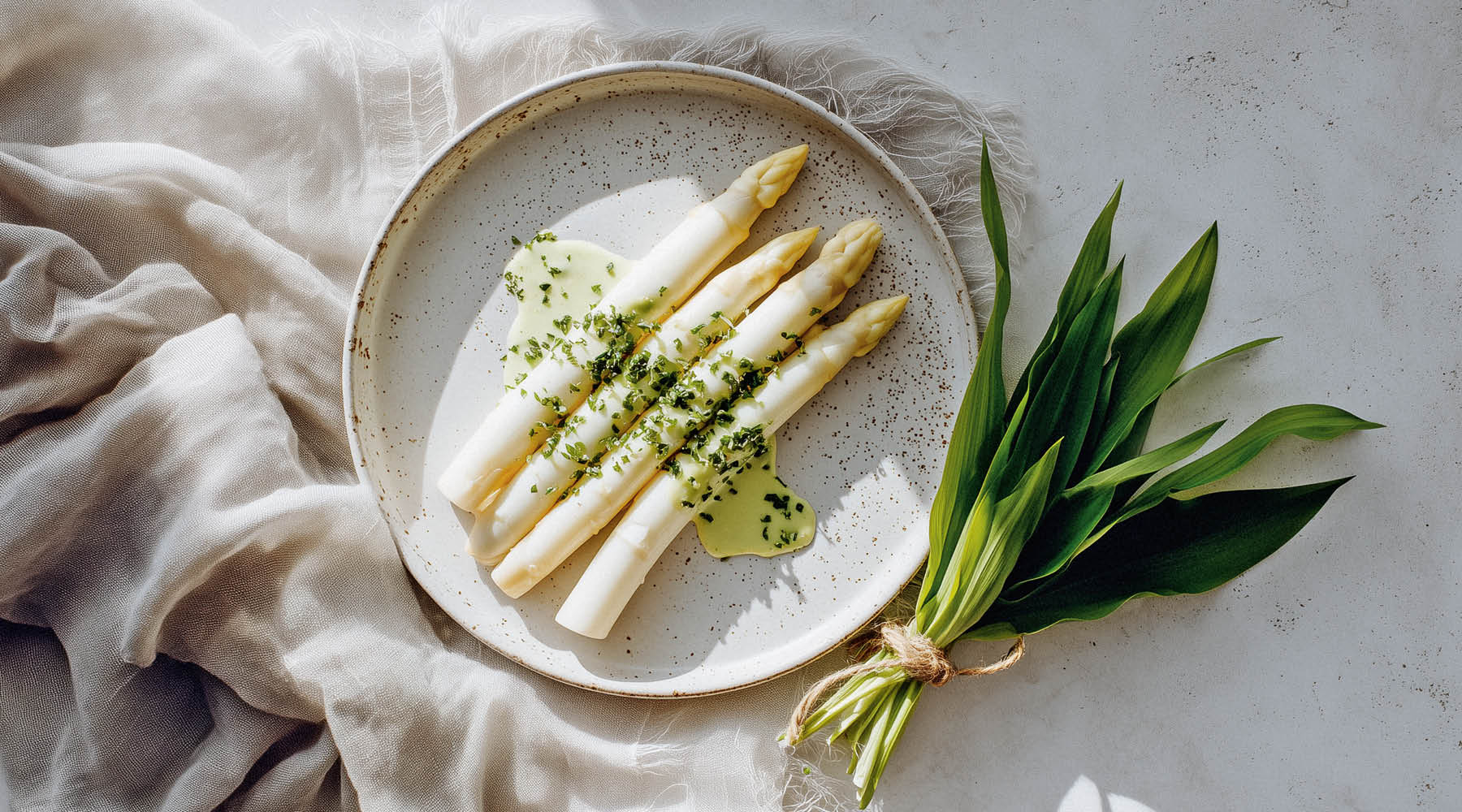 Bärlauch Hollandaise serviert mit weißem Spargel