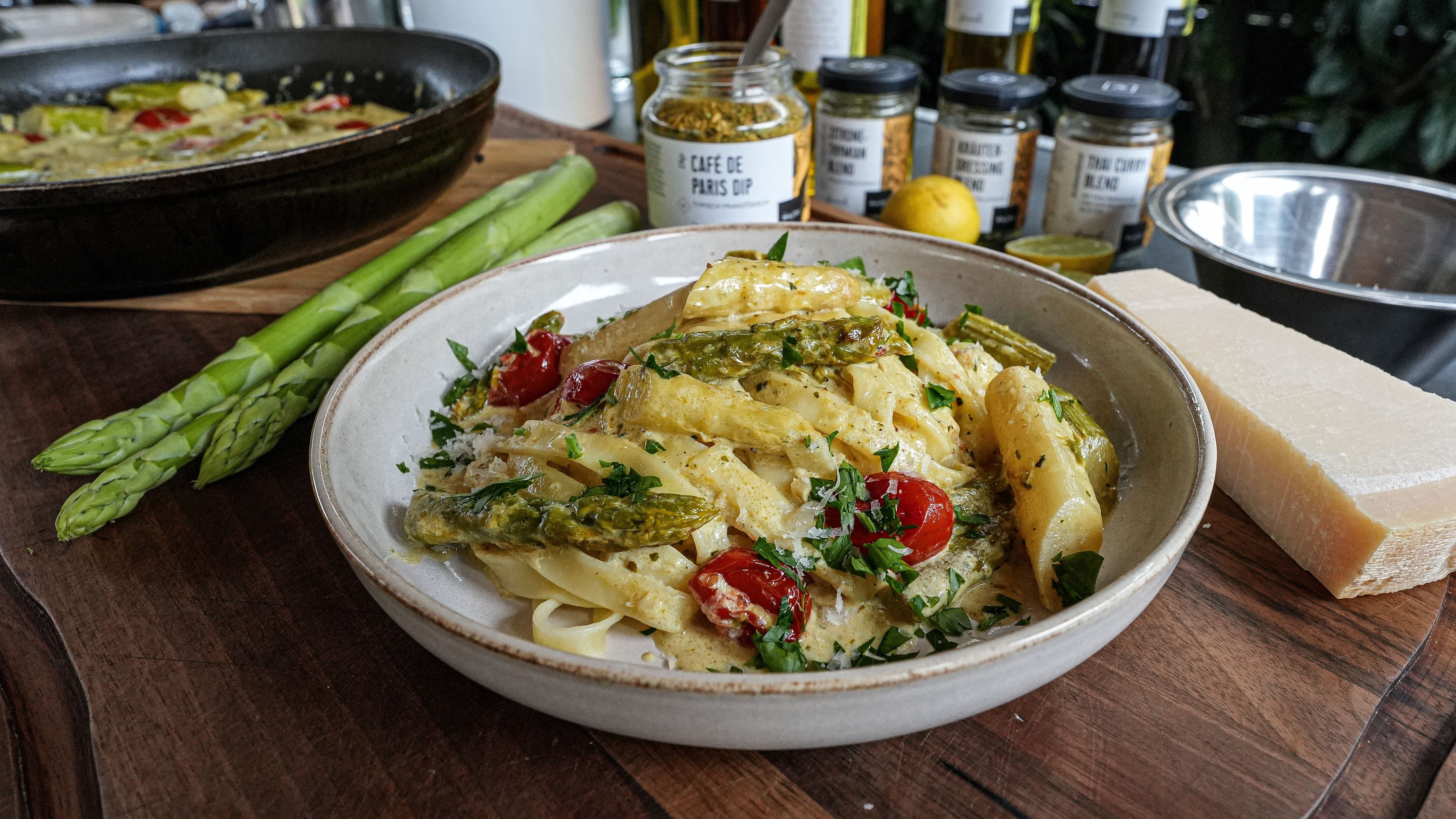 Pasta mit grünem Spargel & weißem Spargel in Café de Paris Sauce