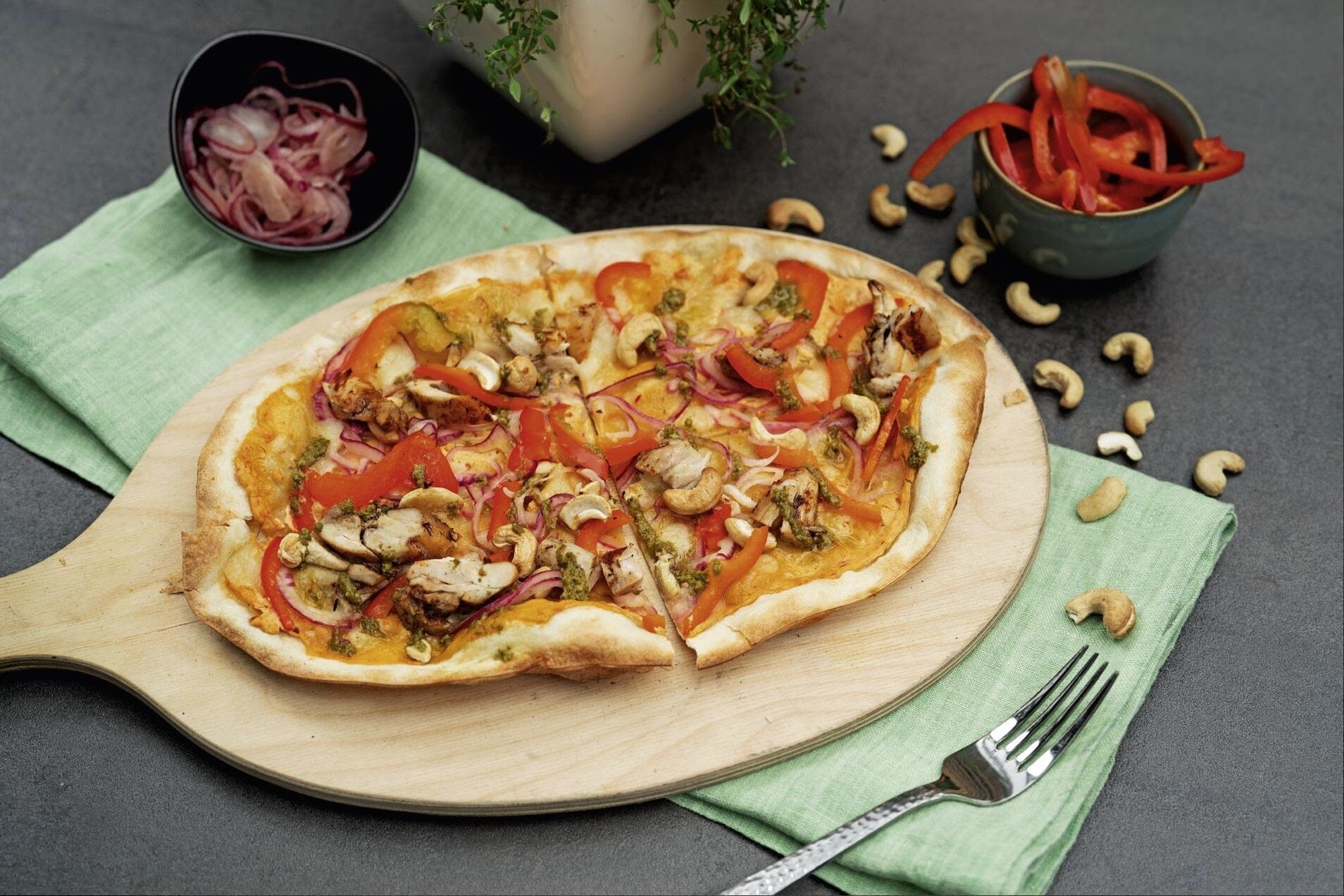 Flammkuchen mit Hähnchen und Cashewnüssen