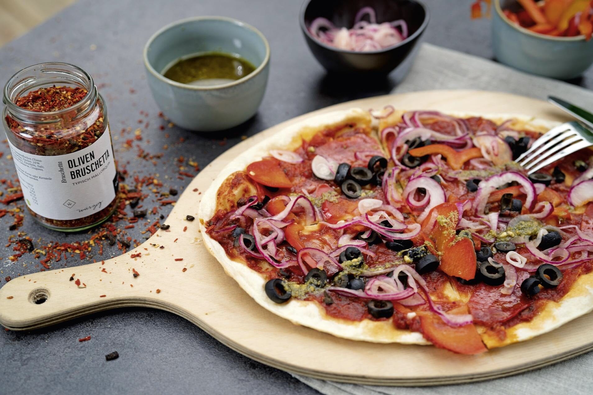 Flammkuchen mit Tomaten, Oliven und Pesto