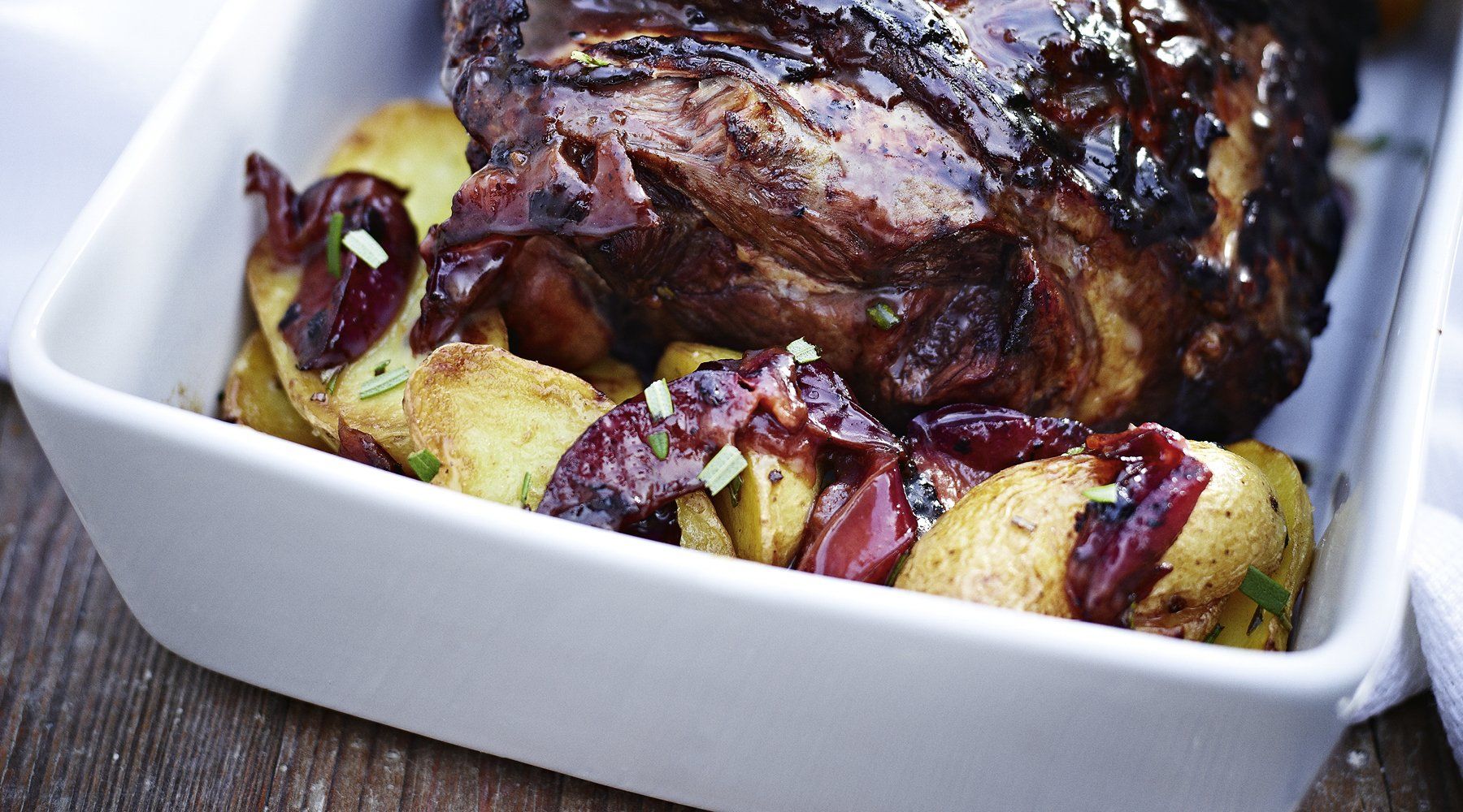 LAMMKEULE MIT WEINBERGPFIRSICH-MARINADE