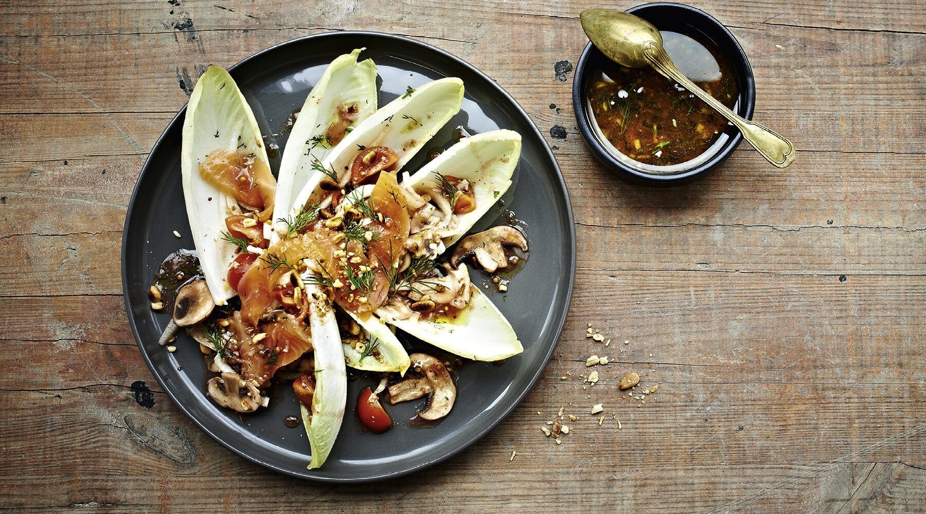 Chicoréesalat mit Räucherlachsstreifen