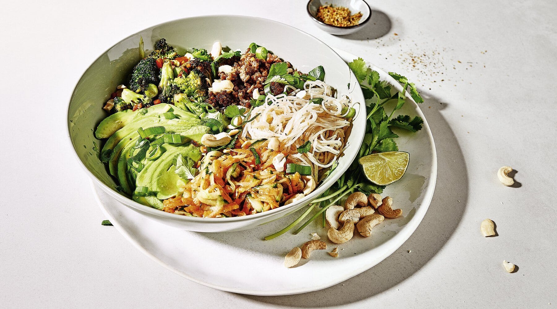 Würzige Thai-Bowl mit Hack & Cashewkernen