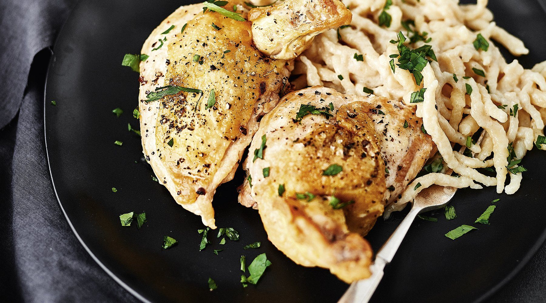 MAISPOULARDE MIT SPÄTZLE IN TRÜFFELSAUCE