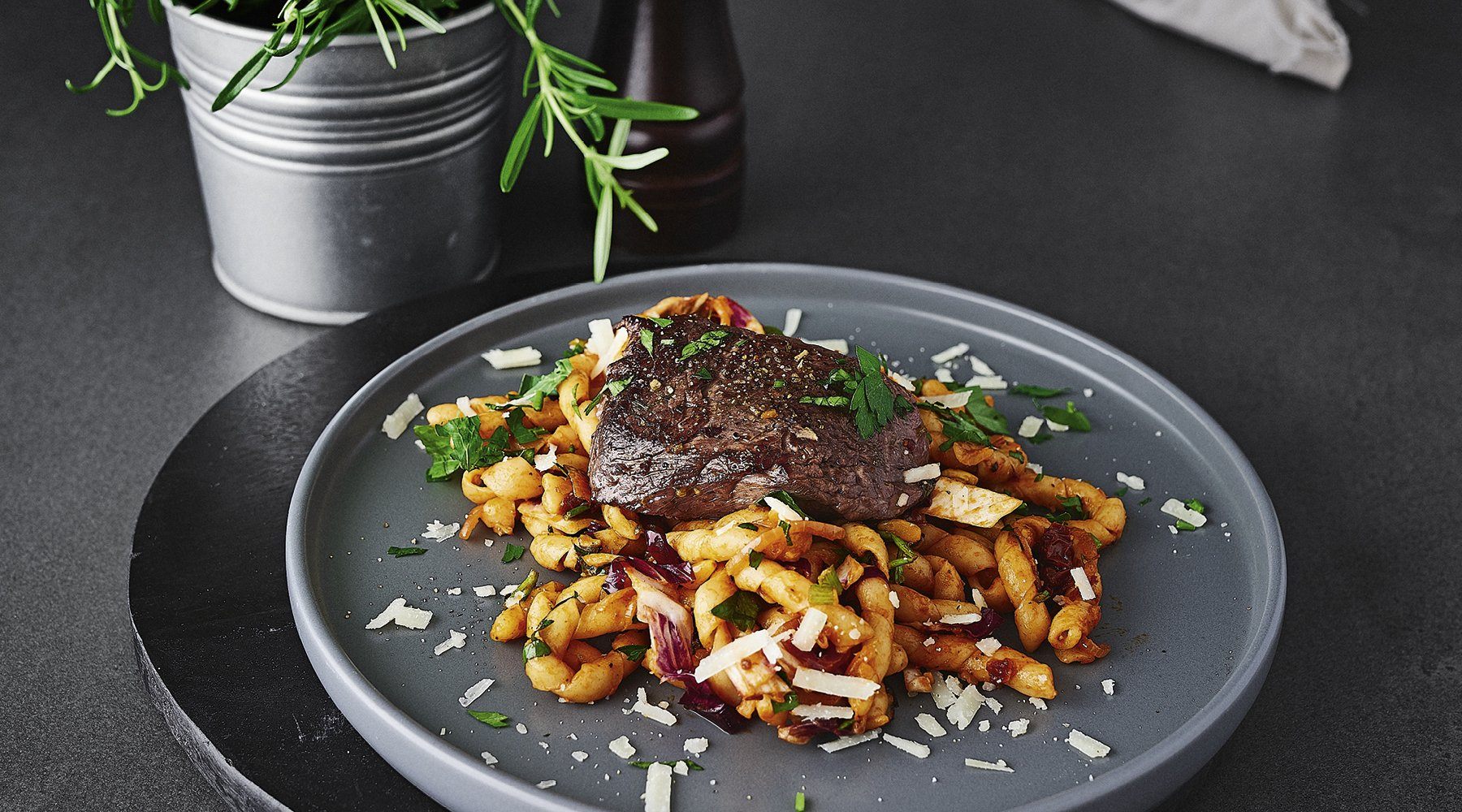 SAFRAN-PASTA AN SOUS-VIDE GEGARTEM RINDERFILET
