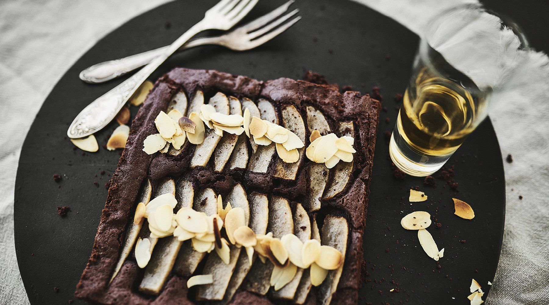 BROWNIE VOM BLECH MIT BESCHWIPSTEN BIRNEN