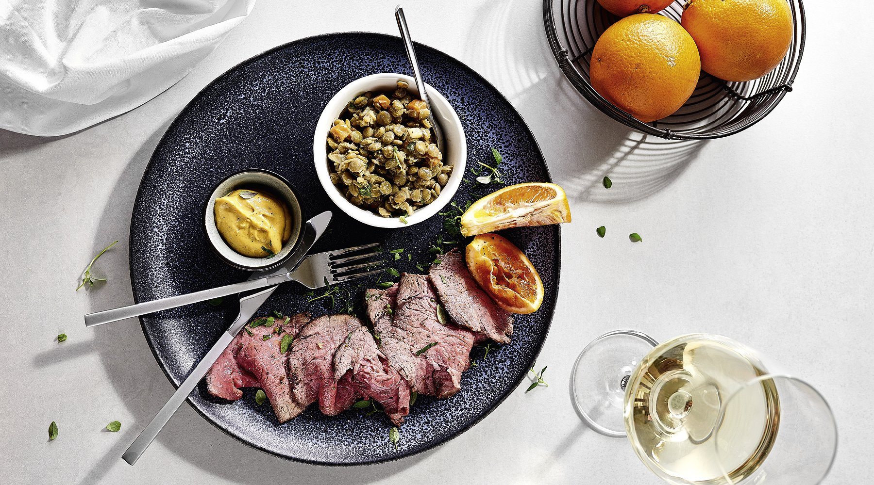 ROSA GEBRATENES RIND MIT SENF-LINSEN