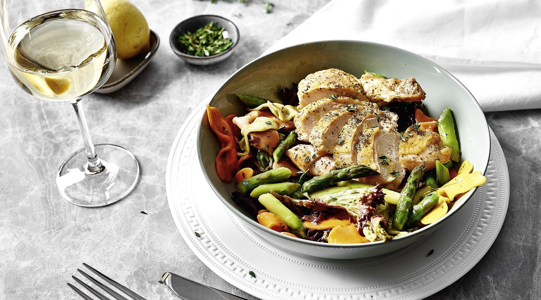 FRÜHLINGSPASTA MIT ZITRONEN-POULADENBRUST