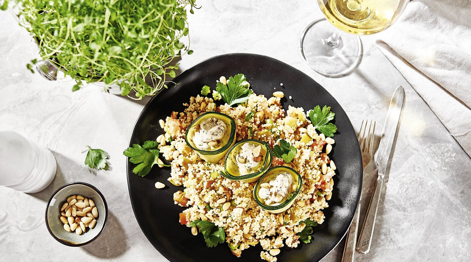 GEFÜLLTE ZUCCHINI-RÖLLCHEN AUF BULGURSALAT