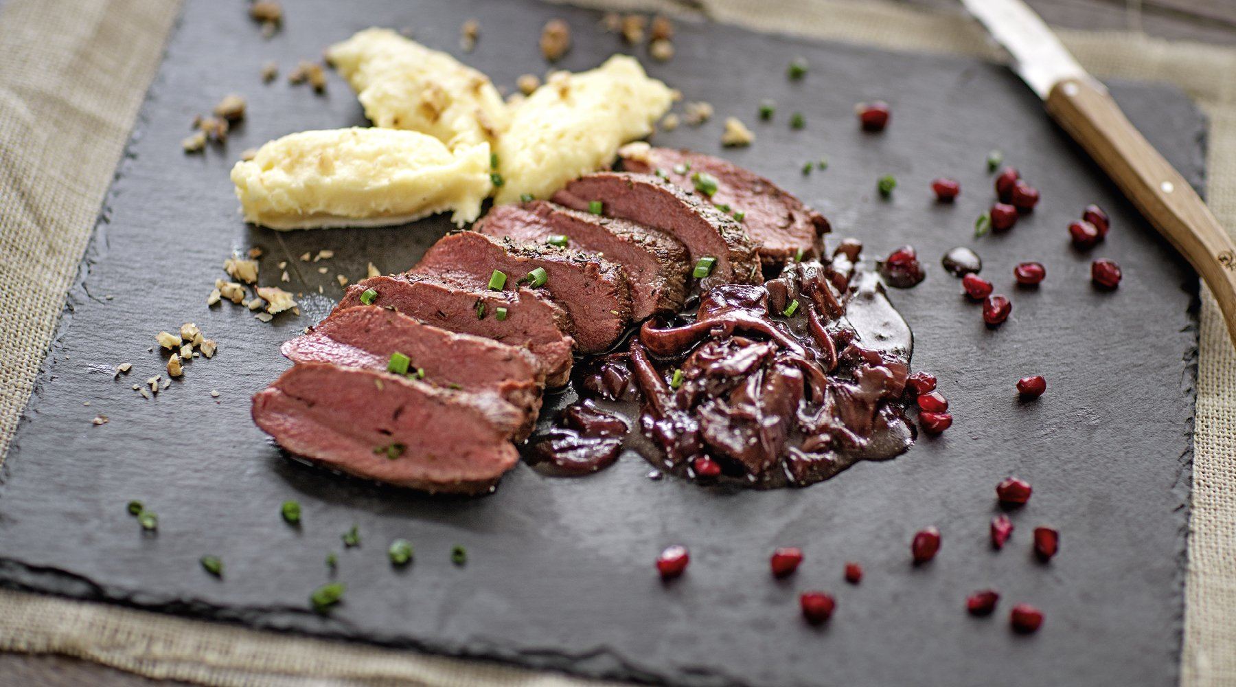 REHRÜCKEN MIT WALNUSS-KARTOFFELPÜREE