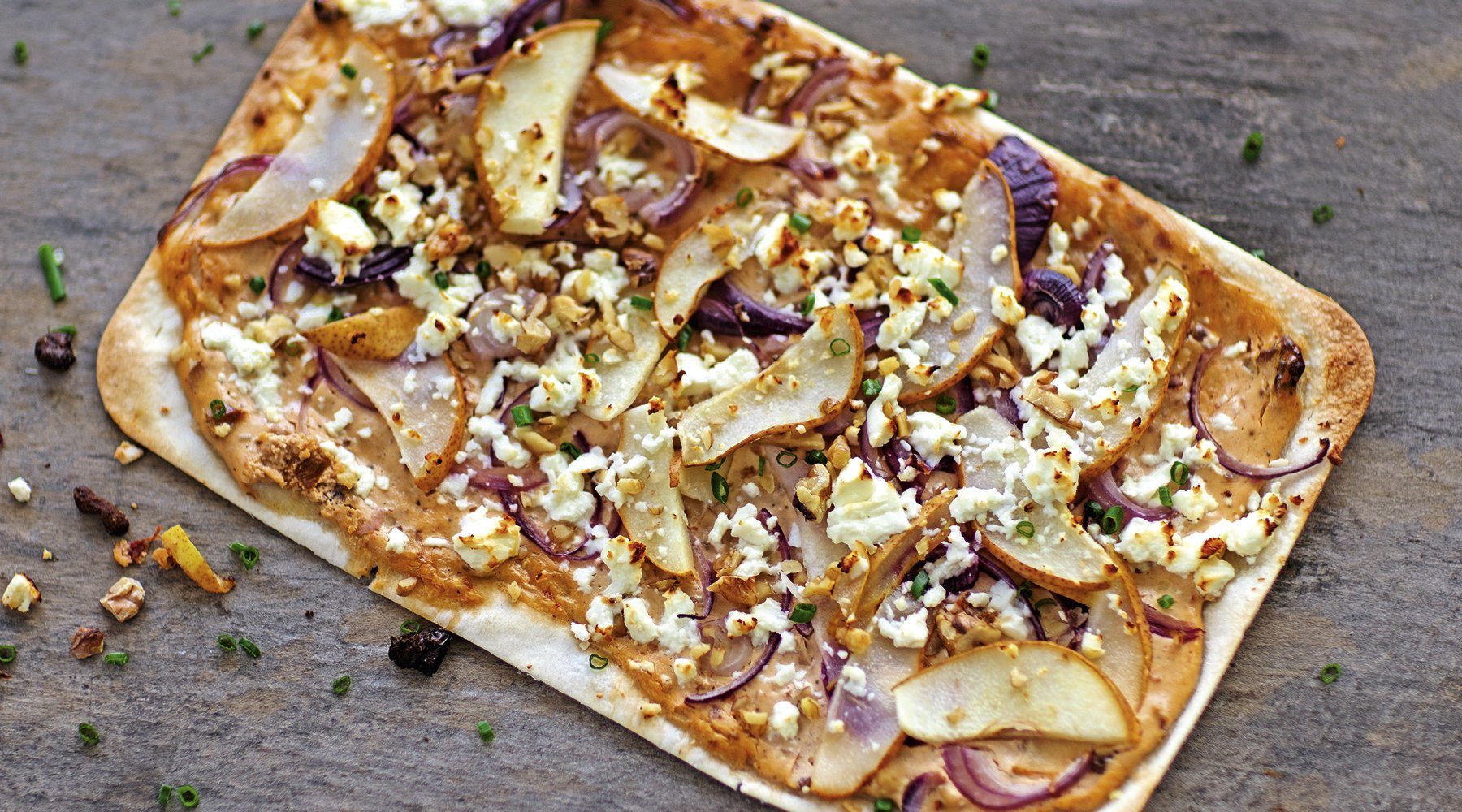 WALNUSS-BIRNEN-FLAMMKUCHEN