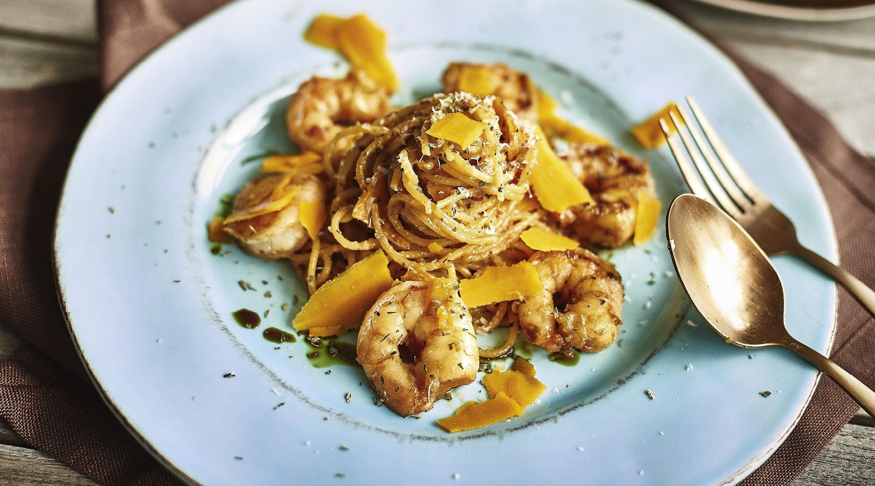 KÜRBIS-PASTA MIT HONIG-KNOBLAUCH-GARNELEN