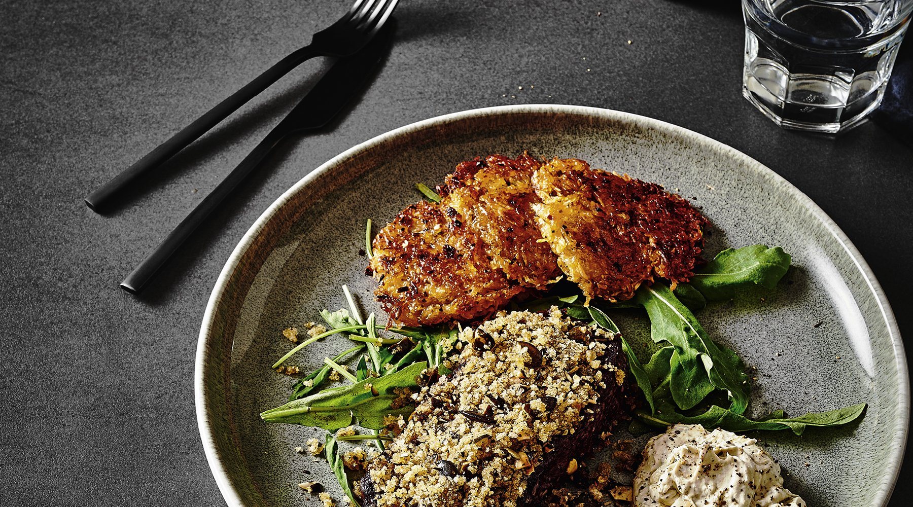 Steak im Kürbiskernmantel mit Kartoffelrösti & Kürbiskern-Dip