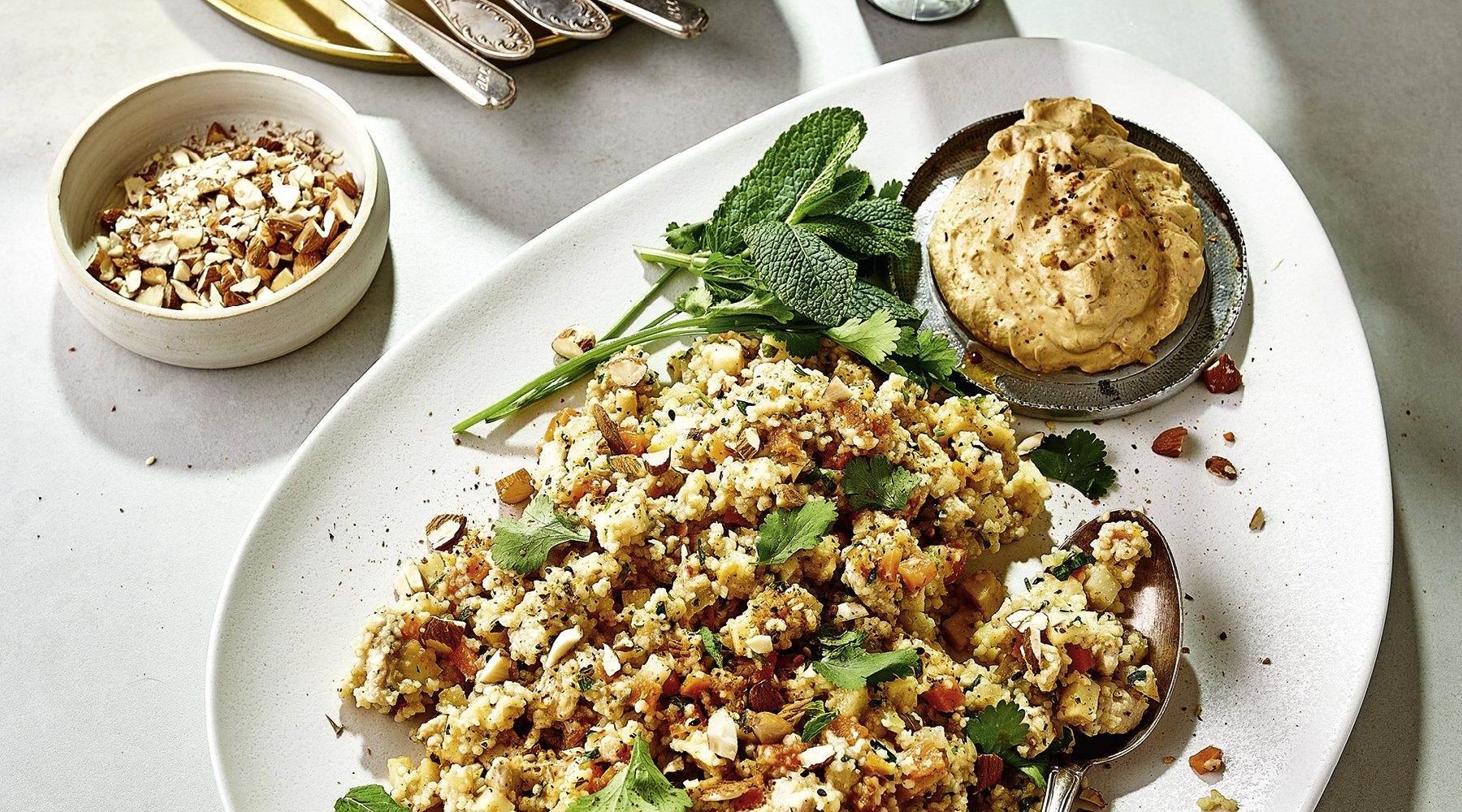 Couscous mit Hühnchen und Dattel-Curry Dip