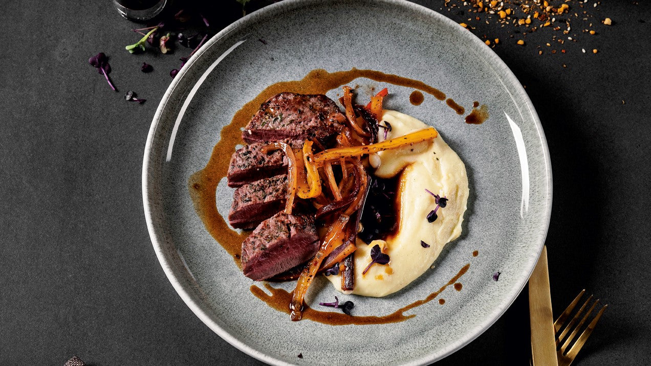 Lamm an Dattel-Speck Sauce mit Dukkah Möhren & Püree