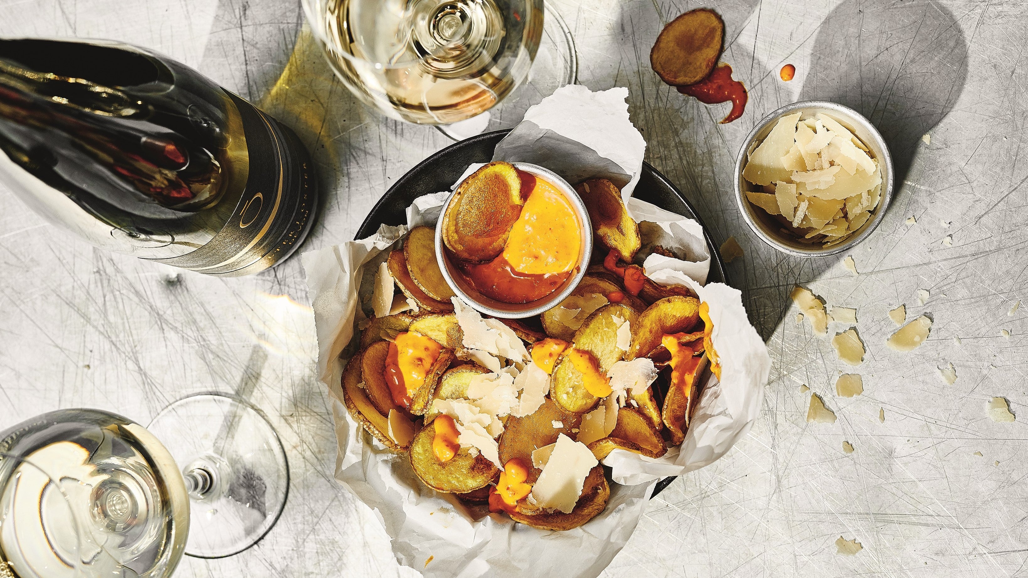 Würzige Kartoffelscheiben mit Parmesan & Patatas Bravas Sauce