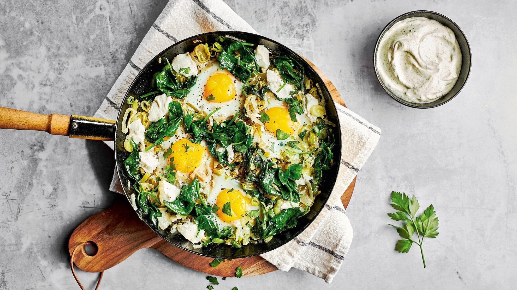 Grünes Shakshuka mit Dip