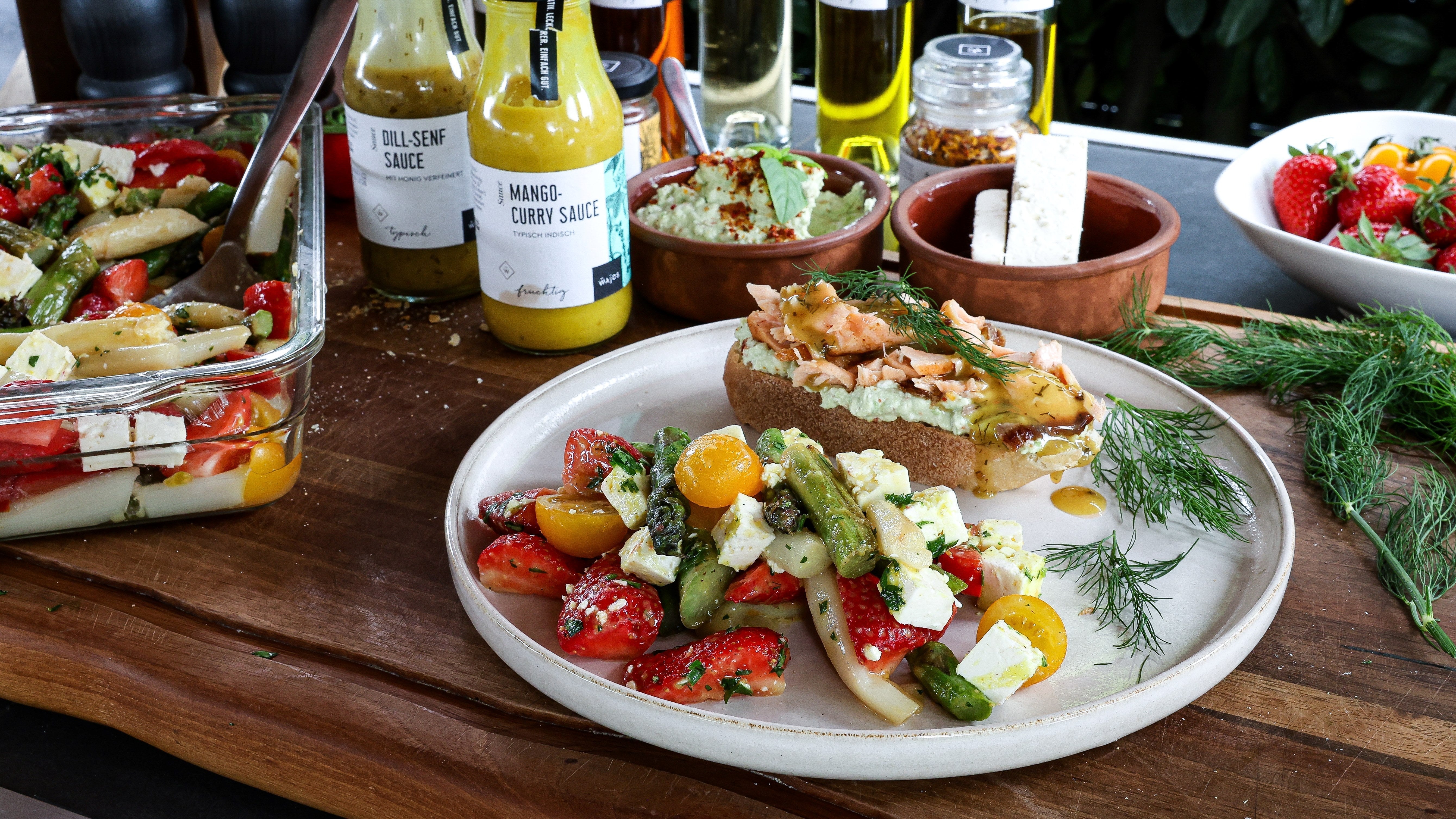 Spargel Erdbeer Salat mit Lachs & Avocado Creme auf Ciabatta