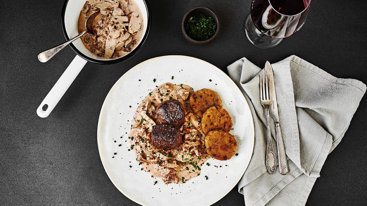 Rehmedaillons mit Steinpilzragout & Serviettenknödel