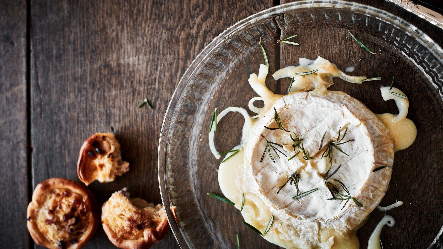 Ofen-Camembert mit karamellisierten Zwiebeln