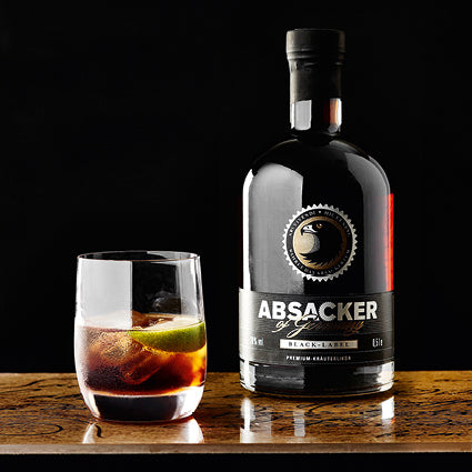 Absacker in 500 ml Flasche dargestellt mit Cocktailglas