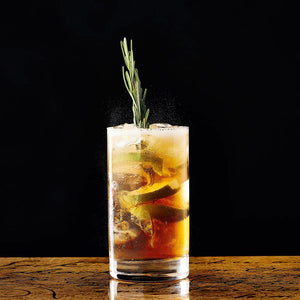 Absacker im Cocktailglas mit Rosmarin und Limette