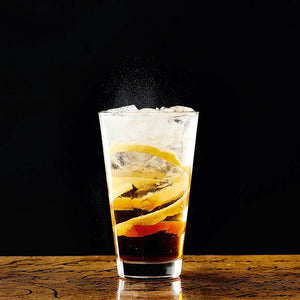 Absacker im Cocktailglas mit Zitrone