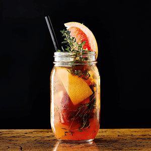 Absacker im Cocktailglas mit Grapefruit und Thymian