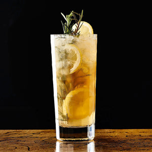 Absacker im Cocktailgls mit Rosmarin und Zitrone