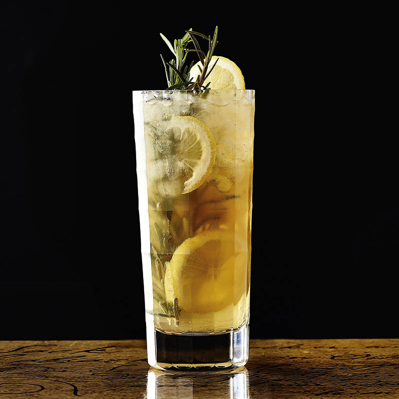 Absacker im Cocktailgls mit Rosmarin und Zitrone