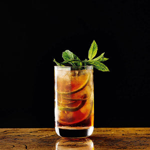 Absacker im Cocktailgls mit Limette und Minze