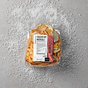 Cracker mit Meersalz dargestellt mit Aromen