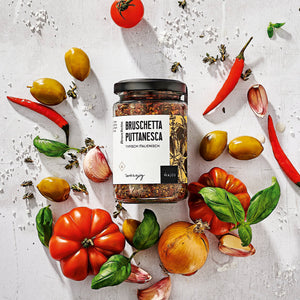 Bruschetta Puttanesca dargestellt mit Aromen