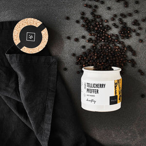 Tellicherry Pfeffer verstreut auf dem Tisch