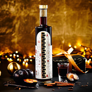 Wajos Adventskalender Flasche gefüllt mit Gewürzpflaumen Likör dargestellt mit Shot Glas
