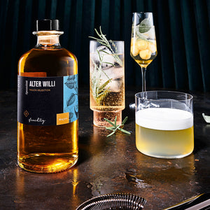 Alter Willi Likör dargestellt mit Cocktails