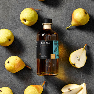 Alter Willi Likör dargestellt mit Birnen