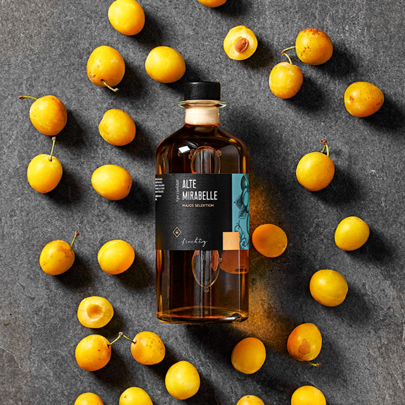 Alte Mirabelle Likör dargestellt mit Marillen