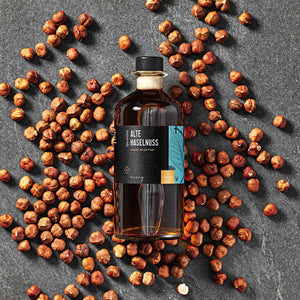 Alte Haselnuss Likör dargestellt mit Haselnüssen