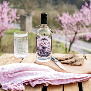 Gin Rouge dargestellt mit Cocktail und Roter Weinbergpfirsich Bäumen